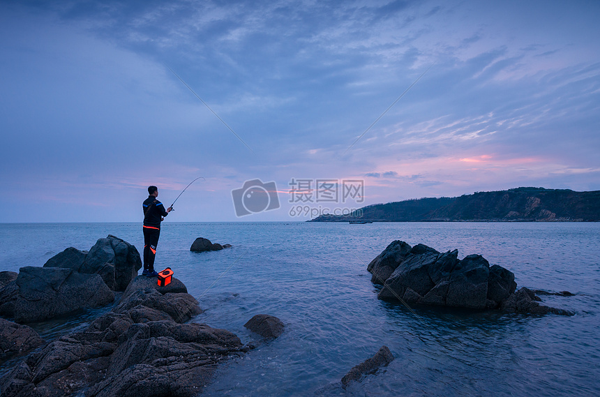 海边钓鱼人图片