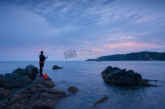 海边钓鱼人图片