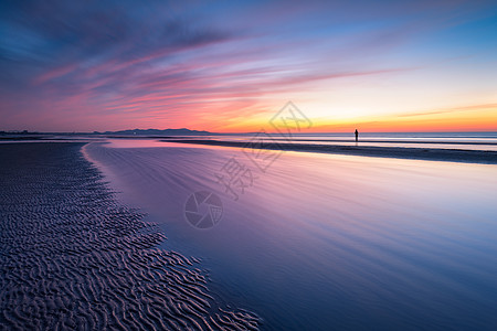 天空纹理夕阳下的背影背景