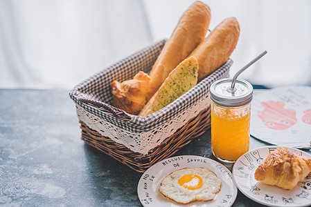 夏日健康早餐西餐早餐面包橙汁水果背景