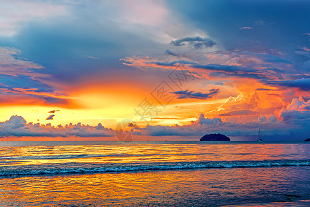 金色大海暴风雨过后的海边日落背景