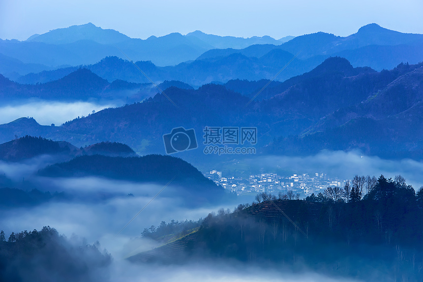 黎明时分的小山村图片