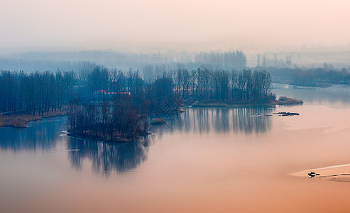 北京水墨雾中的冬日京城背景