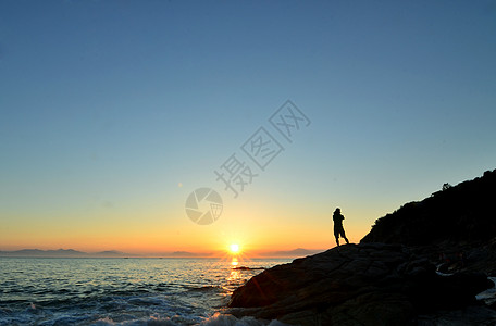 海边看夕阳的人图片