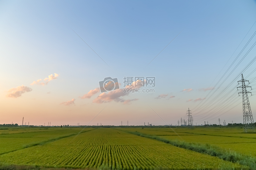 蓝天白云的田地图片