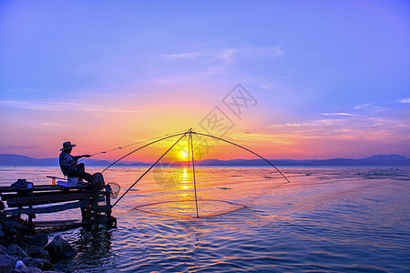 出海钓鱼昆明滇池晚霞背景