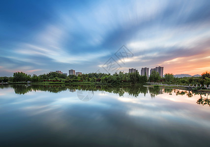 房产中介广告湖面晚霞火烧云倒影背景