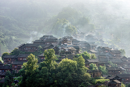 森林房子清晨的村寨背景