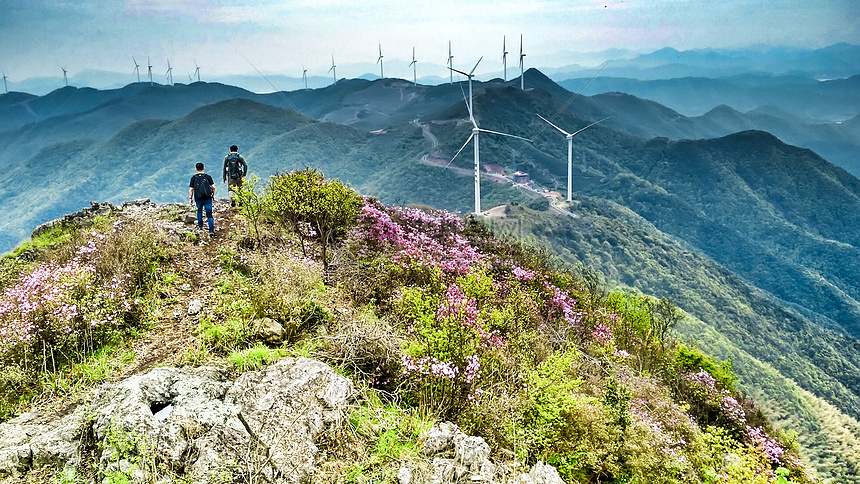 登山的人图片