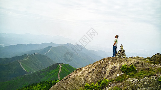 远望的人背景图片