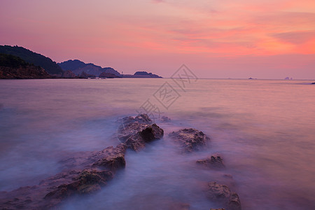 早晨朝霞下的海面背景图片