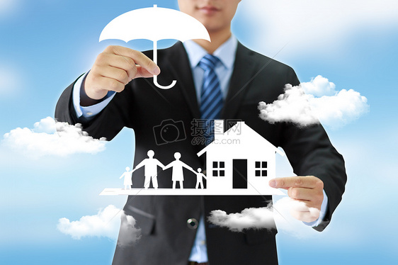 商务男士手握雨伞房屋人白云图片