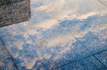 被夏季太阳雨浇灌的万物高清图片