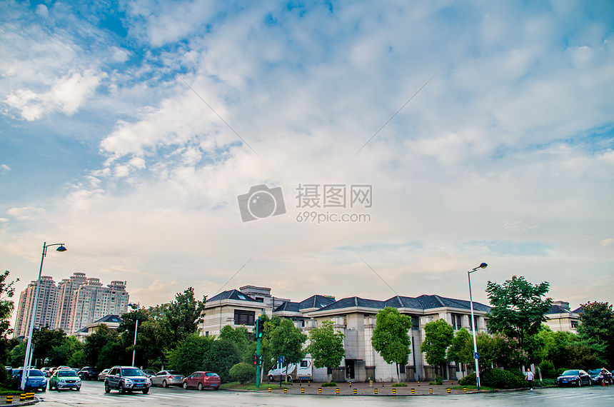 夏季傍晚雨后的城市建筑与晚霞图片