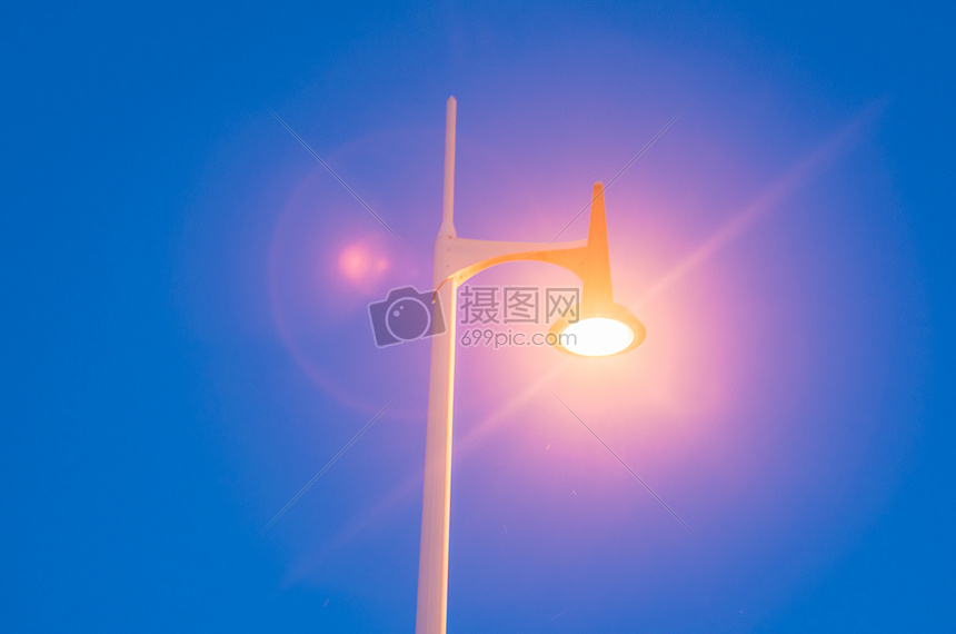 路灯与月亮