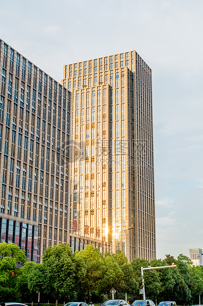 夏季傍晚雨后的城市建筑与晚霞图片