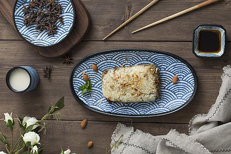 米饭酱汁碟米饭高清图片