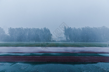 车窗起雾校园操场暴雨天气素材背景