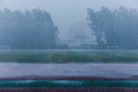 暴雨之后校园操场暴雨天气素材背景