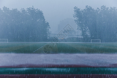 校园操场暴雨天气素材背景图片