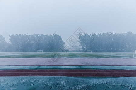 车窗起雾校园操场暴雨天气素材背景