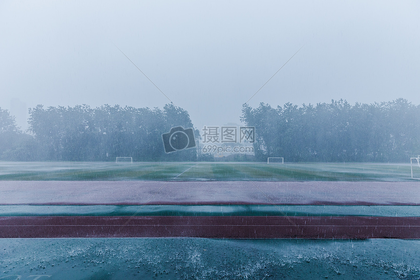 校园操场暴雨天气素材图片