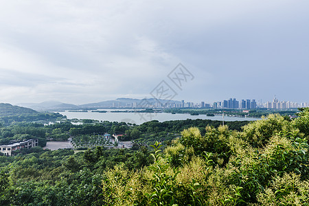 蠡湖公园傍晚宝界山林公园城市风景背景