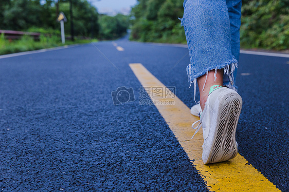 美丽风景山路女孩脚行走图片