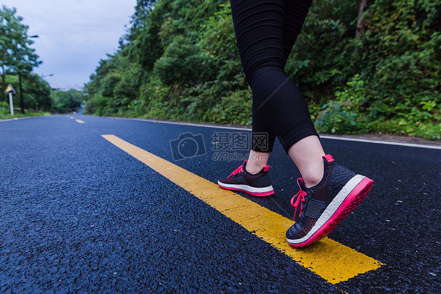 美丽风景山路女孩脚行走图片