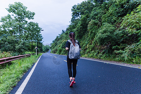 美丽风景山路女孩背包旅行背景图片