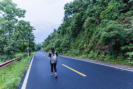 美丽风景山路女孩背包旅行图片