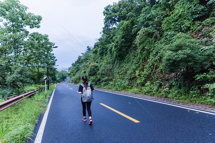 美丽风景山路女孩背包旅行图片