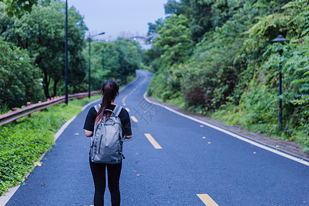 运动女美丽风景山路女孩背包旅行背景