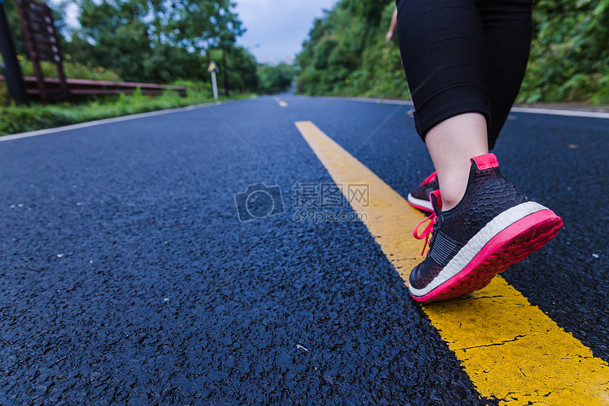 美丽风景山路女孩脚行走图片