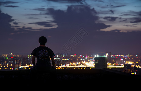 城市夜景剪影一个人的城市背景