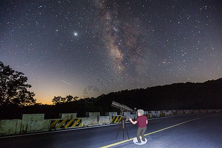 观星的人繁星点点夜晚高清图片