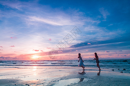 夏天少女海边追逐的少女背景