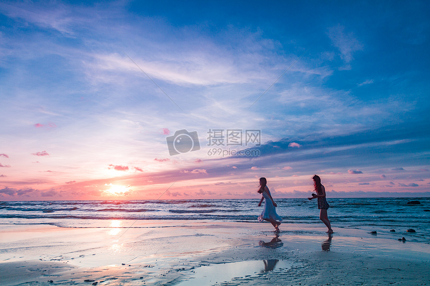 海边追逐的少女图片