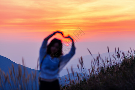 爱心美素材晚霞女孩比心文艺旅行素材背景