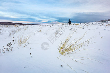 雪地荒原中的猎人图片