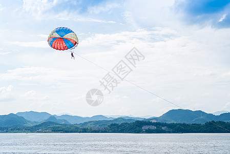 临安青山湖水上降落伞背景图片