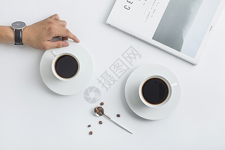 桌上的咖啡杂志设计高清图片