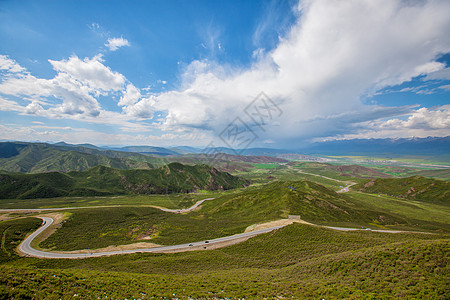 高山间的道路图片