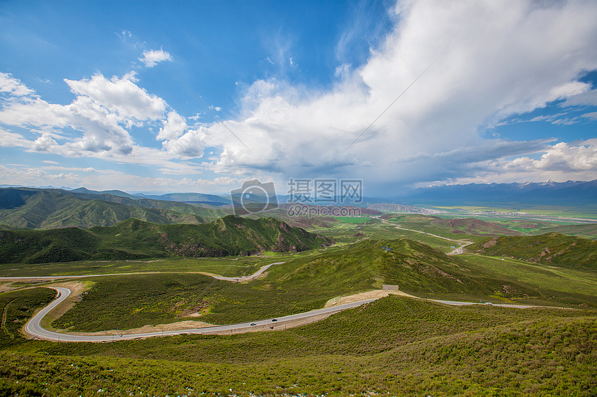 高山间的道路图片