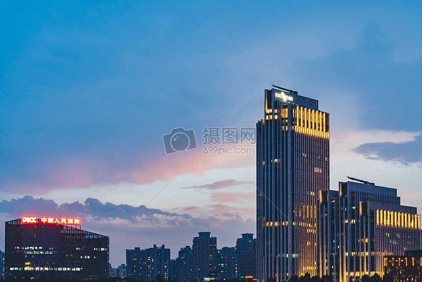 城市高楼夜景图片