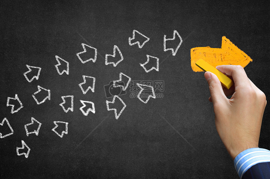 手画橙色箭头作为趋势领袖