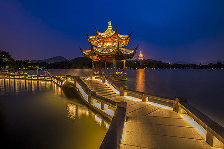 杭州断桥雷峰塔与长桥夜景背景