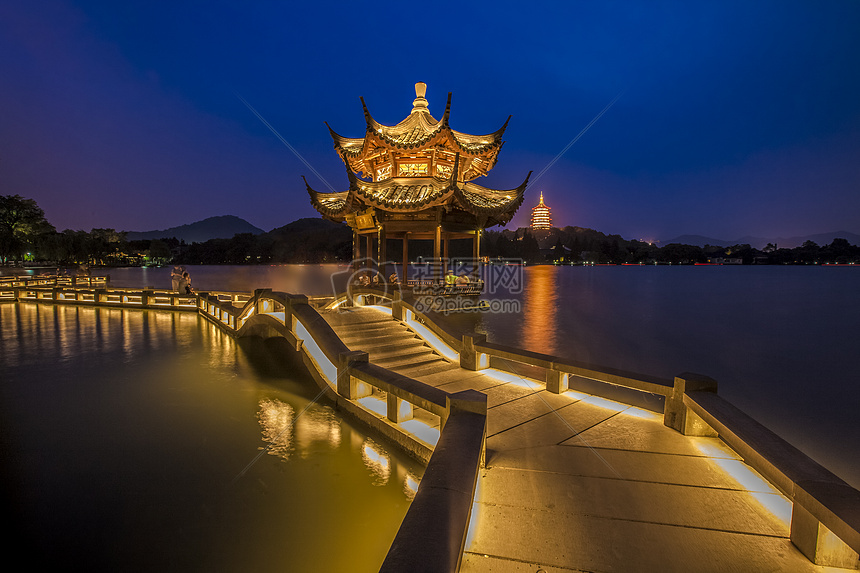 雷峰塔与长桥夜景图片