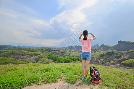 独自远方旅行的女人高清图片