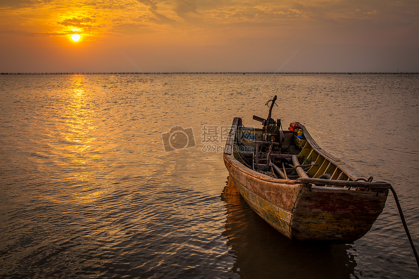 海边夕阳下的小船图片